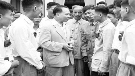 Bài viết của Chủ tịch nước Trần Đại Quang nhan đề: “Tổng Bí thư Trường Chinh - Nhà lý luận xuất sắc, nhà lãnh đạo kiệt xuất, một nhân cách lớn của Cách mạng Việt Nam”