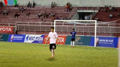 Đội bóng Long An phản ứng trọng tài bằng cách đứng yên trên sân để mặc cho đội bóng thành phố Hồ Chí Minh ghi 3 bàn thắng trong những phút cuối trận (20/2/2017)