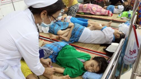 Hơn 100 học sinh của một trường tiểu học ở Vĩnh Long bị ngộ độc thực phẩm tập thể phải nhập viện cấp cứu (Thời sự đêm 10/2/2017)