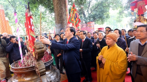 Chủ tịch nước Trần Đại Quang dự lễ dâng hương tại Khu di tích Hoàng thành Thăng Long (Thời sự trưa 05/02/2017)