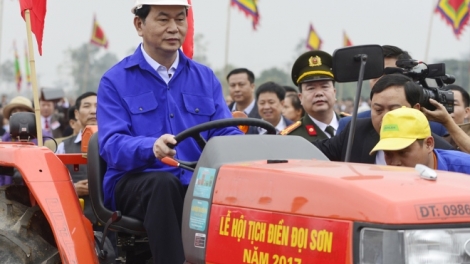 Chủ tịch nước Trần Đại Quang lái máy cày tại lễ Tịch Điền (Thời sự chiều 03/02/2017)
