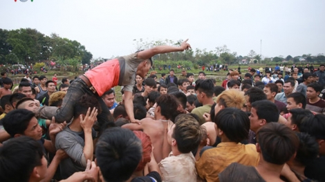 Thủ tướng Chính phủ có chỉ thị chấn chỉnh công tác quản lý lễ hội, trong đó yêu cầu không thực hiện các nghi lễ có tính bạo lực, trái với truyền thống yêu hòa bình và nhân ái của dân tộc (Thời sự đêm 20/2/2017)