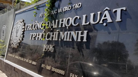 Trường Đại học Luật thành phố Hồ Chí Minh áp dụng hình thức kỷ luật cảnh cáo đối với sinh viên do mang giáo trình photo vào trường (Thời sự đêm 15/2/2017)