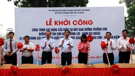 Thành phố Hồ Chí Minh khởi công hai công trình trọng điểm giảm kẹt xe cho sân bay Tân Sơn Nhất, dự kiến hai công trình này hoàn thành sau 4-6 tháng thi công (Thời sự trưa 08/02/2017)