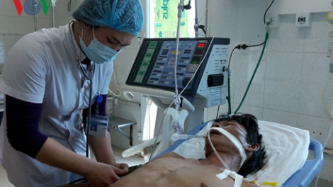 Lại thêm 4 người trong vụ ngộ độc rượu xảy ra tại bản Tả Chải, xã Ma Ly Chải và các xã lân cận của huyện Phong Thổ, tỉnh Lai Châu phải nhập viện. (Thời sự đêm 17/02/2017)