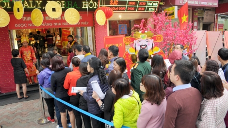 Người dân nhộn nhịp mua vàng ngày Thần Tài, giá vàng cuối giờ sáng nay có xu hướng giảm (Thời sự trưa 6/2/2017)