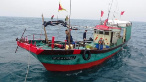 Biên phòng tỉnh Quảng Bình truy đuổi 3 tàu cá Trung Quốc xâm nhập trái phép vùng biển nước ta (Thời sự chiều 03/03/2017)