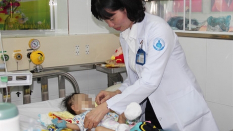 Bệnh viện Nhi đồng 1, thành phố Hồ Chí Minh phẫu thuật thành công ca dị tật tim hiếm gặp. Trên thế giới mới chỉ ghi nhận có 4 ca dạng này (Thời sự đêm 31/3/2017)