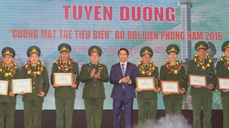 Đại úy Lê Kiếm Sơn, Đội phó Đội đặc nhiệm phòng chống ma túy, Bộ đội Biên phòng tỉnh Hà Tĩnh, một trong 10 gương mặt trẻ Việt Nam tiêu biểu năm 2016. (14/3/2017)