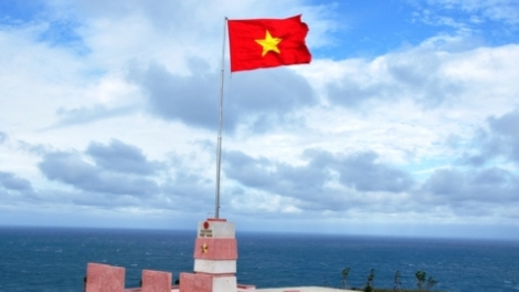 Thiêng liêng lá cờ Tổ quốc trên biển Đông (10/3/2017)