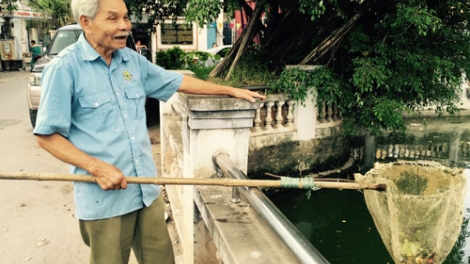 Cụ ông hơn 80 tuổi nhưng vẫn gắn bó với việc gom rác giữ gìn môi trường (20/3/2017)