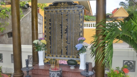 Bia tưởng niệm 64 liệt sĩ anh hùng trên đảo Sinh Tồn (12/3/2017)