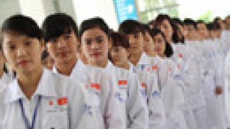 2 công ty dịch vụ đưa người lao động đi làm việc ở nước ngoài bị thu hồi giấy phép hoạt động. (Thời sự đêm 22/3/2017)