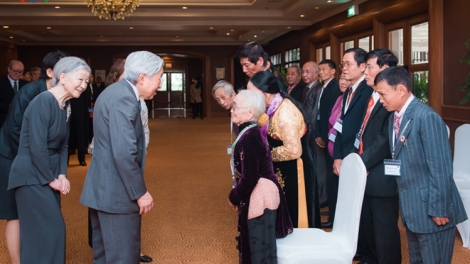 Nhà vua và Hoàng hậu Nhật Bản giao lưu với các cựu sinh viên Việt Nam từng học tập tại Nhật Bản và gặp gỡ gia đình các cựu binh Nhật Bản đang sinh sống tại Việt Nam (Thời sự chiều 2/3/2017)
