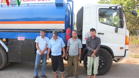 Triệt phá đường dây rút ruột dầu máy bay ở thành phố Hồ Chí Minh (Thời sự đêm 9/3/2017)