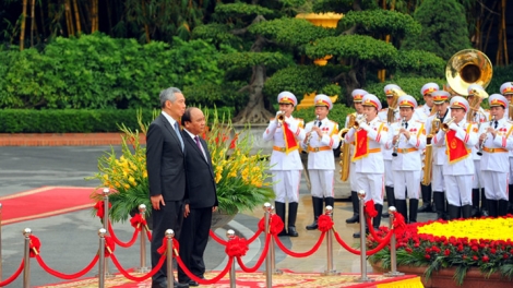 Thủ tướng Chính phủ Nguyễn Xuân Phúc chủ trì lễ đón chính thức Thủ tướng Singapore Lý Hiển Long thăm Việt Nam (Thời sự trưa 23/3/2017)
