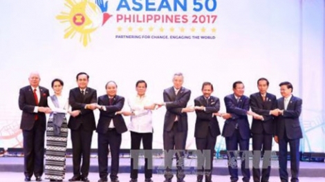 Phát biểu tại phiên khai mạc Hội nghị Cấp cao ASEAN lần thứ 30, Thủ tướng Nguyễn Xuân Phúc đề nghị cần cải tiến mạnh mẽ để tăng kết nối giữa các trụ cột, các cơ chế của ASEAN (Thời sự chiều 29/4/2017)