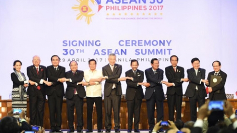 Tổng thống nước chủ nhà Philippines Rodrigo Duterte ra Tuyên bố Chủ tịch ASEAN tái khẳng định tầm quan trọng của việc duy trì hòa bình, ổn định, an ninh và tự do hàng hải cũng như hàng không ở Biển Đông (Thời sự chiều 30/4/2017)