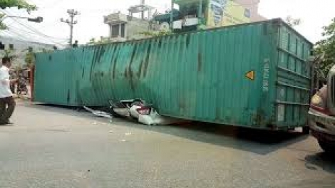 Bạn hữu đường xa: Lưu ý khi lái hoặc tham gia giao thông cạnh xe container (13/4/2017)