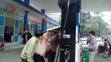 Dán tem cây xăng góp phần giảm gian lận thuế (12/4/2017)