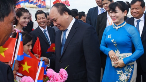 Thủ tướng Nguyễn Xuân Phúc và đoàn đại biểu cấp cao nước ta bắt đầu thăm chính thức Vương quốc Campuchia theo lời mời của Thủ tướng Hun Sen (Thời sự chiều 24/4/2017)