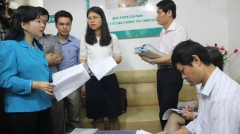 Bộ Y tế phát hiện nhiều sai phạm và đình chỉ hoạt động tại phòng khám có yếu tố nước ngoài ở Hà Nội (Thời sự chiều 21/4/2017)
