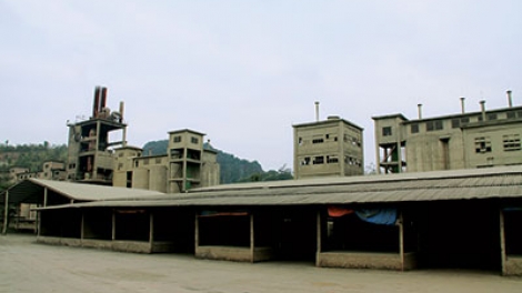 Hàng trăm công nhân của Công ty cổ phần xi măng Chiềng Sinh, tỉnh Sơn La bị nợ lương, bảo hiểm và các chế độ khác trong suốt 5 năm mà không được giải quyết (Thời sự chiều 6/5/2017)
