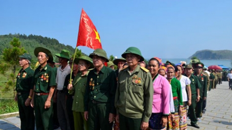 Người dân cả nước về viếng mộ Đại tướng Võ Nguyên Giáp trong ngày kỷ niệm chiến thắng lịch sử Điện Biên Phủ (Thời sự đêm 7/5/2017)