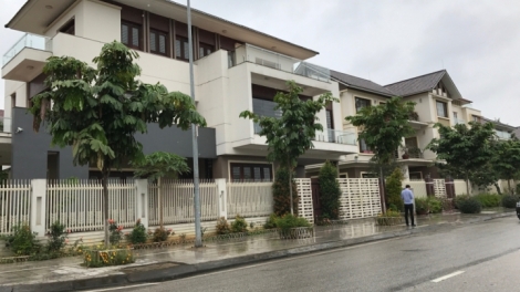 Bất thường việc đấu giá sở hữu 6 lô biệt thự ven bờ kè sông Hồng tại phường Kim Tân, thành phố Lào Cai, tỉnh Lào Cai. (26/5/2017)