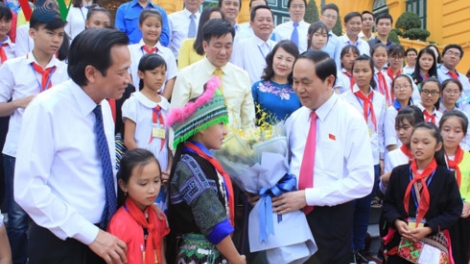 Chủ tịch nước Trần Đại Quang gặp mặt trẻ em có hoàn cảnh đặc biệt tiêu biểu toàn quốc nhân Ngày quốc tế Thiếu nhi 1/6 (Thời sự chiều 26/5/2017)