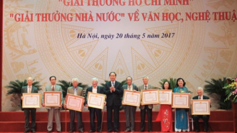 Chủ tịch nước Trần Đại Quang dự Lễ trao tặng Giải thưởng Hồ Chí Minh, Giải thưởng Nhà nước về văn học, nghệ thuật đợt 5 (Thời sự trưa 20/5/2017)