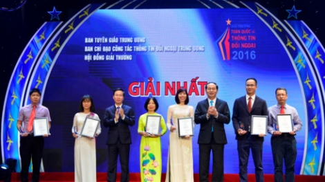 Chủ tịch nước Trần Đại Quang dự và trao Giải thưởng báo chí toàn quốc về Thông tin đối ngoại năm 2016 (Thời sự chiều 31/5/2017)
