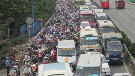 Tình hình giao thông tại các cửa ngõ của các thành phố lớn trong trong ngày cuối cùng của đợt nghỉ lễ diễn ra căng thẳng (Thời sự chiều 02/5/2017)