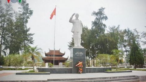 Thăm tượng đài Bác Hồ trên đảo tiền tiêu Cô Tô (22/5/2017)