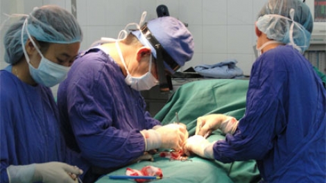 Bộ Y tế đề xuất 3 phương án về độ tuổi được phẫu thuật chuyển giới. (Thời sự đêm 12/5/2017)