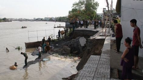 Đoàn công tác liên Bộ, do Bộ Nông nghiệp và Phát triển Nông thôn chủ trì bắt đầu kiểm tra tình hình sạt lở tại đồng bằng sông Cửu Long để đưa ra hướng xử lý kịp thời (Thời sự chiều 9/5/2017)