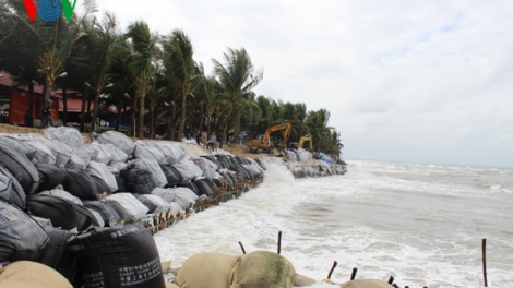 Hiện tượng sạt lở bờ biển tại các tỉnh miền Trung diễn ra phức tạp và có dấu hiệu tăng dần, phá hủy nhiều công trình dân sinh, gây xâm nhập mặn, ảnh hưởng nghiêm trọng đến kinh tế  - xã hội (Thời sự chiều 25/5/2017)