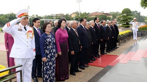 Lãnh đạo Đảng Nhà nước vào lăng viếng Chủ tịch Hồ Chí Minh nhân kỷ niệm 127 năm ngày sinh của Người  (Thời sự trưa 18/5/2017)