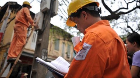 Thủ tướng vừa ra Quyết định về cơ chế điều chỉnh mức giá bán lẻ điện bình quân, trong đó, Tập đoàn Điện lực Việt Nam EVN được tăng giá điện không cần báo cáo trong phạm vi 3-5% (Thời sự đêm 30/6/2017)