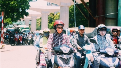 Nắng nóng gay gắt với nhiệt độ trên 40 độ C làm đảo lộn cuộc sống người dân các tỉnh miền Bắc và miền Trung (Thời sự đêm 03/6/2017)