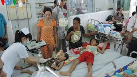 Nắng nóng kỷ lục mấy ngày qua khiến số bệnh nhi nhập viện tăng từ 10 đến 15% (Thời sự chiều 4/6/2017)
