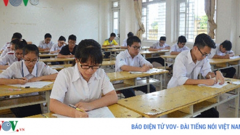 Hơn 76 nghìn thí sinh của Hà Nội hoàn thành kỳ thi vào lớp 10 trung học phổ thông công lập với hai môn thi Ngữ văn và Toán (Thời sự chiều 9/6/2017)