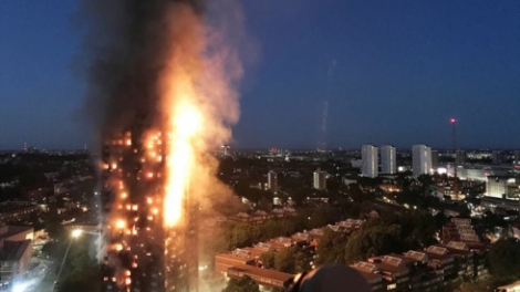 Sau vài giờ bị nhấn chìm trong biển lửa, tòa tháp Grenfell 27 tầng ở phía tây thủ đô London, Anh trở thành một khối nhà trơ khung, 6 người thiệt mạng và hàng chục người bị thương (Thời sự chiều 14/6/2017)