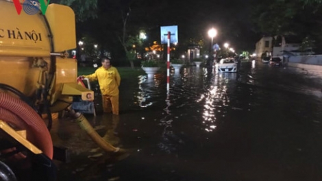 Hà Nội, nhiều tuyến đường đã ngập sâu sau cơn mưa lớn chiều tối nay (Thời sự đêm 19/6/2017)