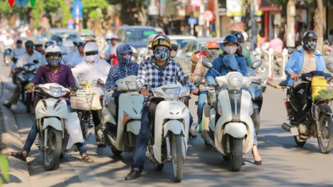 Nắng nóng gay gắt kéo dài với nhiệt độ đến 40 độ C tại Bắc bộ và một số tỉnh Bắc Trung bộ dẫn đến lượng tiêu thụ điện toàn quốc cao kỷ lục từ đầu mùa hè đến nay (Thời sự trưa 2/6/2017)