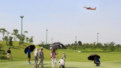 Sân golf trong sân bay Tân Sơn Nhất: Sân bay chật hẹp, sân golf rộng rãi (8/6/2017)