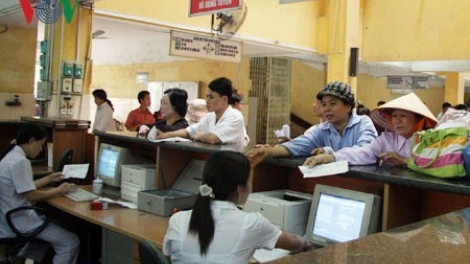 Từ hôm nay, khoảng 50 bệnh viện trên cả nước bắt đầu tăng giá viện phí với người chưa có thẻ bảo hiểm y tế với mức tăng từ 20 đến 50%; một số dịch vụ tăng gấp 3 lần (Thời sự trưa 1/6/2017)