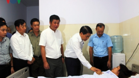 Chủ tịch Ủy ban nhân dân thành phố Hà Nội Nguyễn Đức Chung yêu cầu công an thành phố điều tra xử lý nghiêm các đối tượng hành hung nữ công nhân vệ sinh môi trường đến ngất xỉu (Thời sự chiều 18/6/2017)