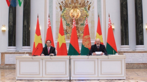Chủ tịch nước Trần Đại Quang hội đàm với Tổng thống Belarus Alexander Lukashenko nhân chuyến thăm chính thức Cộng hòa Belarus. Hai bên ra tuyên bố chung về phát triển toàn diện và sâu rộng quan hệ đối tác giữa Việt Nam và Belarus (Thời sự chiều 27/6/2017)