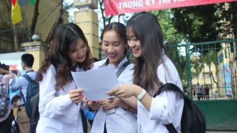 Các thí sinh dự kỳ thi Trung học Quốc gia kết thúc môn thi đầu tiên. Đề thi môn Ngữ văn sáng nay được đánh giá vừa sức và bám sát thực tiễn (Thời sự trưa 22/6/2017)